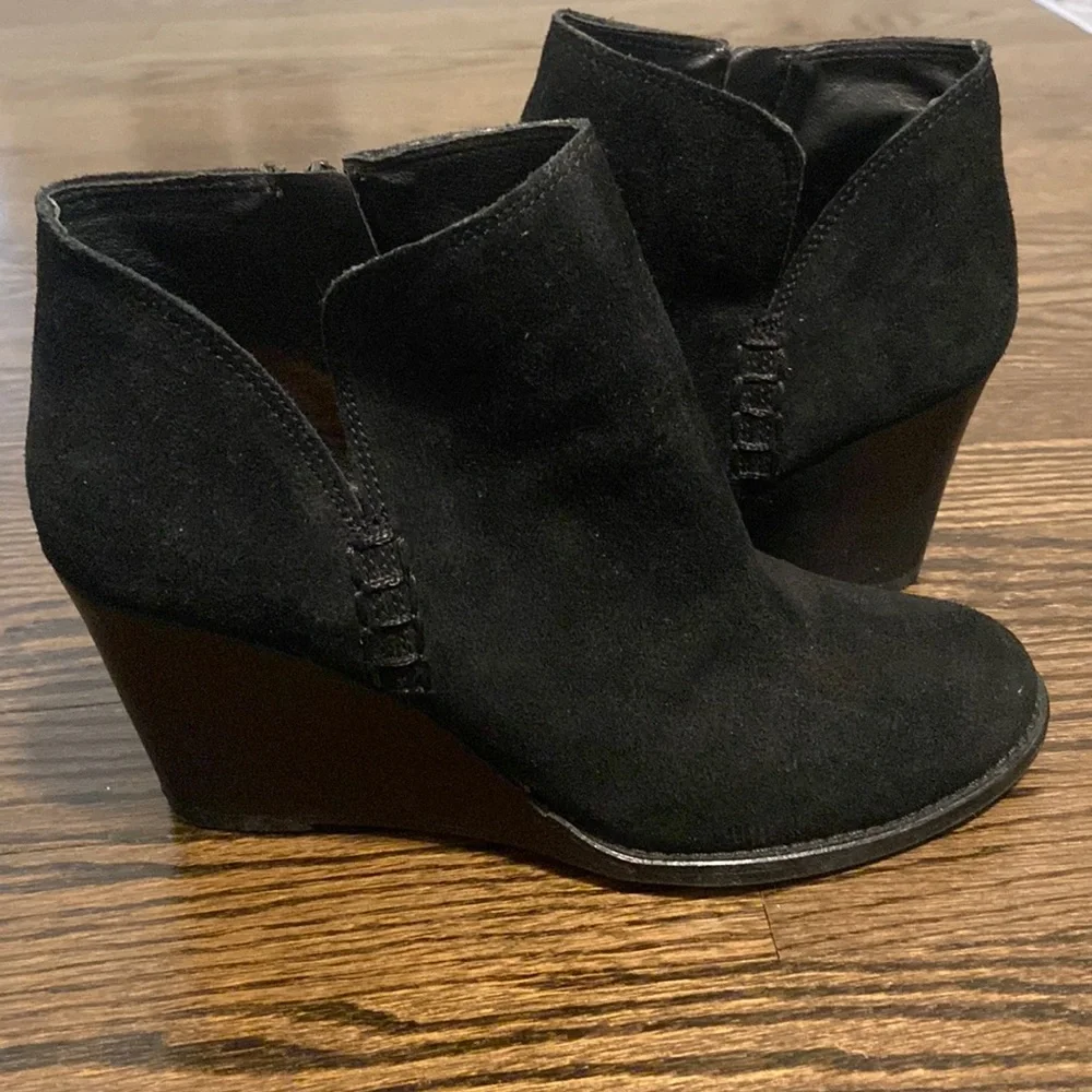 Lucky Brand Black Suede Wedged Booties Size 8.5 Yimme - Picture 1 of 6